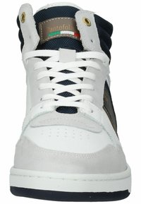 Vysoké tenisky z šedého semiše a bílé kůže, s námořnickým textilním límcem, bílými tkaničkami a zlatou logo nášivkou.