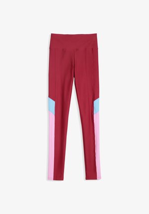 Leggings de sport taille haute en rouge profond avec des panneaux colorés bleu et rose sur la partie externe des mollets, coutures avant plates et coupe slim.