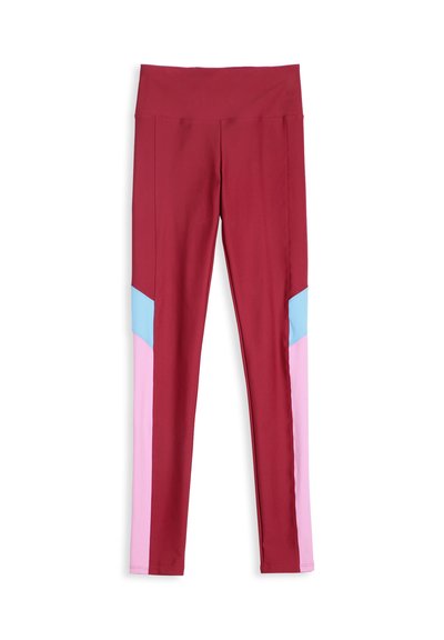 Leggings de sport taille haute en rouge profond avec des panneaux colorés bleu et rose sur la partie externe des mollets, coutures avant plates et coupe slim.