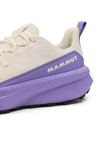 Crème en paarse sneakers met een gestructureerde mesh bovenkant, dikke paarse zool en het "MAMMUT" logo aan de zijkant. Zwarte rubberen buitenzool voor grip.
