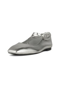 Bailarina metálica plateada con punta afilada, correa ajustable, textura suave y suela baja negra. Adecuada para uso casual.