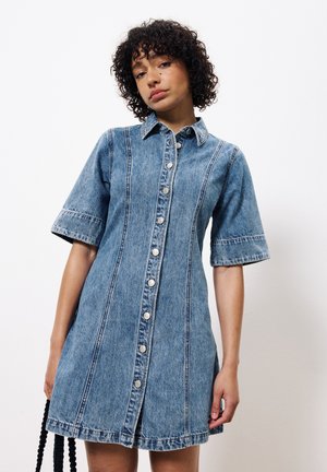 Denimhemdkleid mit kurzen Ärmeln, tailliertem Oberteil, Knopfleiste und Kontrastnähten. Hellblaue Farbe mit klassischem Kragen.