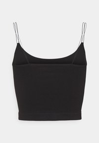 Camisole noire côtelée avec fines bretelles et encolure droite. Tissu doux avec une coupe ajustée et un ourlet qui arrive à la taille.