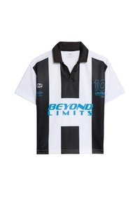 Poloko s krátkým rukávem, černobílé pruhované, s límcem a textem "BEYOND LIMITS" v modré barvě. Obsahuje detail čísla 10.