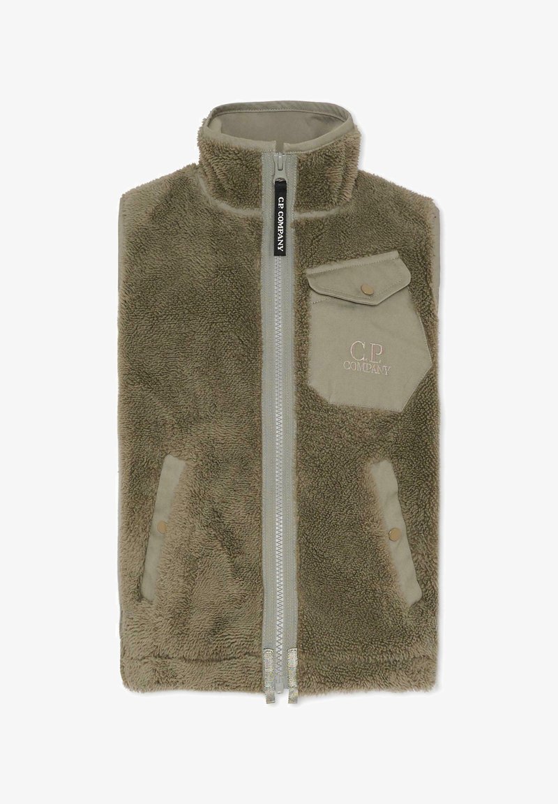 Gilet in pile verde oliva con zip frontale, colletto alto e due tasche laterali. Presenta una tasca esagonale con chiusura a scatto e dettaglio del logo.