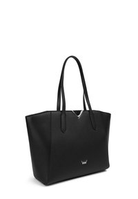 Černá taška přes rameno vyrobená z texturovaného syntetického materiálu. Obsahuje dvě dlouhé ucha, stříbrný akcent nahoře a logo vepředu.