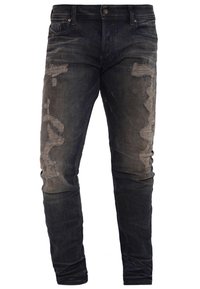 Jeans de mezclilla azul oscuro con detalles desgastados, que presentan patrones de uso visibles, un corte ajustado y un diseño clásico de cinco bolsillos.