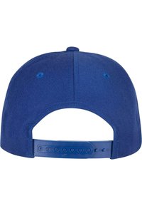 Căciulă de baseball albastră cu o suprafață de țesătură netedă, curea de plastic ajustabilă și cusături vizibile. Partea din spate este rotunjită cu un design de spate închis.