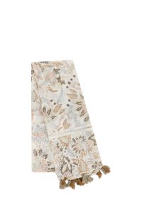 Sciarpa in tessuto leggero con motivo floreale, caratterizzata da colori pastello di rosa e beige con accenti marroni e nappine ai bordi.