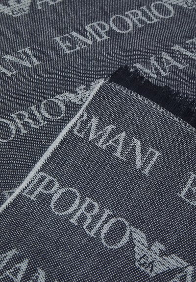 Sciarpa blu scuro con motivo del logo "Emporio Armani" bianco, caratterizzata da una tessitura testurizzata e bordi frangiati per un dettaglio aggiuntivo.