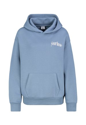 Helles blaues Hoodie mit großer Fronttasche, gerippten Bündchen und Saum. Auf der oberen linken Seite befindet sich weißer Text mit der Aufschrift "Nimm dir Zeit".