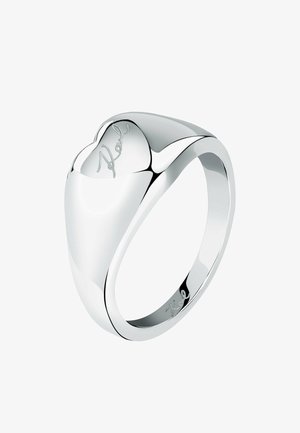 Zilveren ring in de vorm van een hart, met een gladde, gepolijste oppervlakte en een gegraveerde handtekening aan de bovenkant en binnenband.