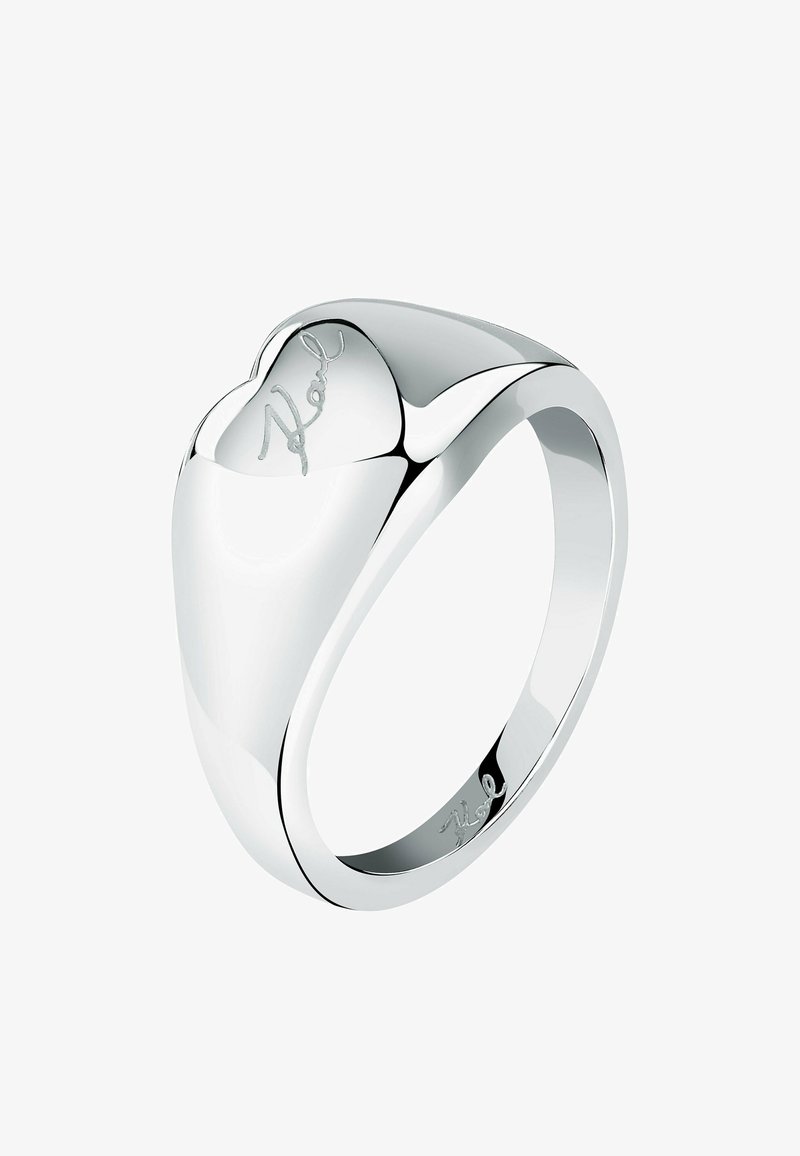 Silberner herzförmiger Ring mit glatter, polierter Oberfläche und eingravierter Signatur auf der Oberseite und im Inneren des Bands.