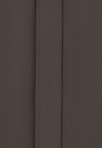 Mörkbrun tyg med en slät yta, som har en vertikal söm och subtil lyster, och uppvisar en ren, minimalistisk design.