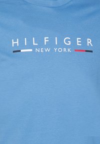 Tommy Hilfiger NEW YORK TEE - Trükipildiga T-särk - sky cloud