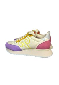 Sneaker multicolori con tomaia in pelle crema, dettagli gialli, pannelli in suede viola e rosa, e una spessa suola bianca.