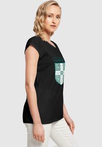 Merchcode UNIVERSITY OF CAMBRIDGE - SHIELD - T-shirts med print - black