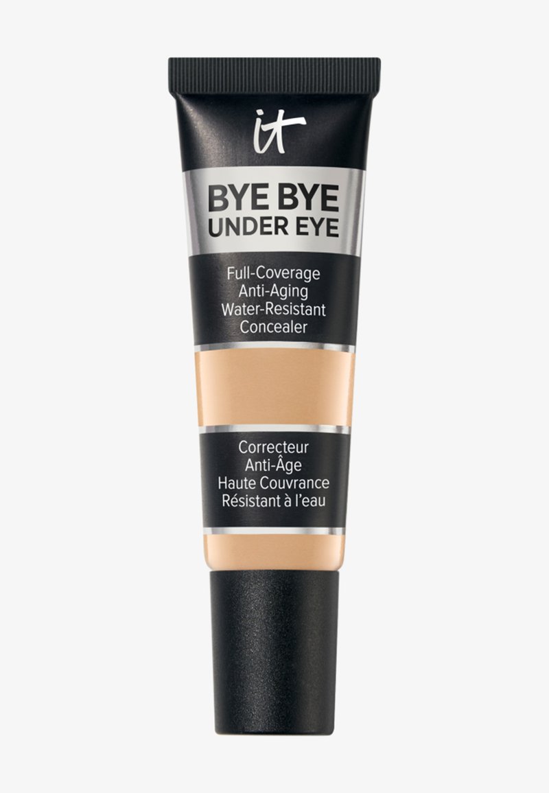 Tube de correcteur IT Bye Bye Under Eye à couvrance totale, anti-âge, résistant à l'eau, avec un capuchon noir et le produit beige visible à travers l'emballage.