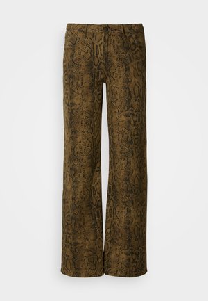 Pantaloni a gamba larga marroni con una trama a stampa serpente nera. Presenta una chiusura con bottone e un tradizionale design a cinque tasche.