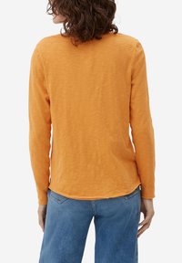 s.Oliver LONGSLEEVE MET SLUBSTRUCTUUR - Langarmshirt - honiggelb
