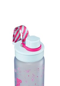 Plastikwasserflasche mit einer frosted Oberfläche, pinkem Blasendesign, weißem Deckel und pinkem Akzent auf einem weißen Deckel. Beinhaltet einen gestreiften Stoffriemen.