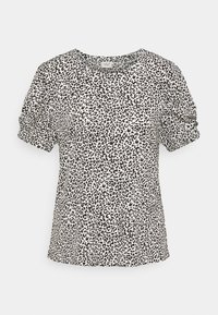 Kortärmad topp i lätt tyg med ett svart-vitt leopardmönster, rund halsringning och volanger på ärmarna.