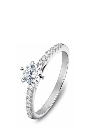 Silberner Verlobungsring mit einem großen zentralen runden Diamanten und kleineren Diamanten, die entlang des Rings auf beiden Seiten eingebettet sind.