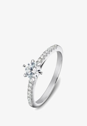 Silberner Verlobungsring mit einem großen zentralen runden Diamanten und kleineren Diamanten, die entlang des Rings auf beiden Seiten eingebettet sind.