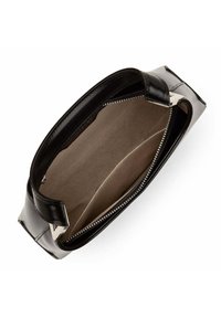 Borsa a mano in pelle nera con una superficie liscia, chiusura a zip e accessori in argento. L'interno è beige e non presenta scomparti visibili.