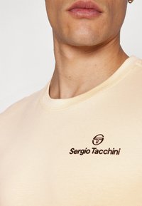 Sergio Tacchini BOLD - Pamata T-krekls - wood ash/black