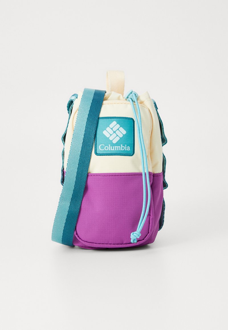 Taška na stiahnutie Columbia v krémovej, fialovej a tyrkysovej farbe. Obsahuje nastaviteľný popruh, nášivku s logom a textúrovanú tkaninu. Kompaktný a ľahký dizajn.