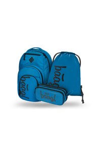 Modrý batoh, taška na stahovací šňůrku a pouzdro na tužky s černým textem. Batoh má více přihrádek a texturovaný materiál.