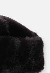 Chapéu de pele sintética preta com uma superfície suave e texturizada. Projetado com uma faixa larga e forma arredondada, oferecendo calor e conforto.