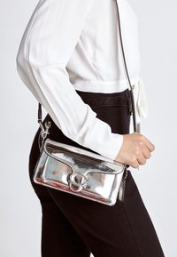METALLIC TABBY SHOULDER BAG 20 - Sac à main - silver coloured