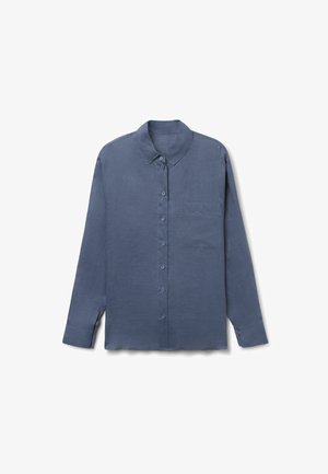 Camisa azul de manga larga con botones, cuello y bolsillo en el pecho, mostrada extendida sobre fondo blanco.