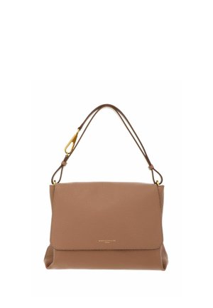 Borsa in pelle marrone chiaro con superficie testurizzata, chiusura a patta, tracolla singola con fibbia dorata, forma rettangolare compatta.