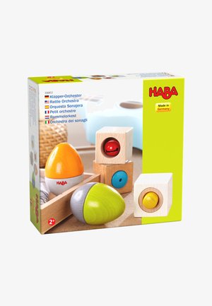 Holzspielzeug-Set mit Rassel, bestehend aus bunten eiförmigen und würfelförmigen Teilen, entworfen für Kinder ab 2 Jahren, der Marke HABA, hergestellt in Deutschland.