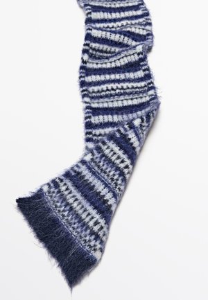 Gestreifter Schal mit weicher, flauschiger Textur; Farben sind Marineblau, Hellgrau und Weiß; zeichnet sich durch unterschiedliche Streifenbreiten und fransige Enden aus.