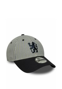 Casquette en tissu rayé avec des accents bleu marine ; présente un logo brodé sur le devant et une sangle réglable à l'arrière.