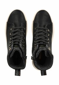 Černé vysoké tenisky vyrobené z texturované kůže s kovovými očky, silnými tkaničkami a měkkým, hebkým podšívkám; mají kontrastní bílou podrážku.