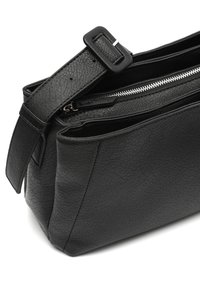 Borsa a tracolla in pelle nera con finitura texture, caratterizzata da una comoda tracolla ampia e dettagli in cerniera argentata lungo l'apertura superiore.