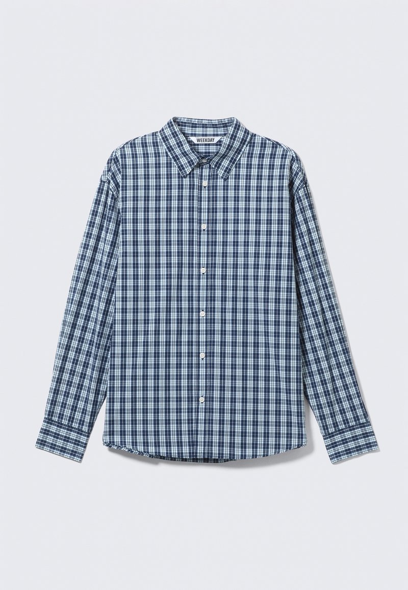 Chemise à manches longues avec boutons, motif à carreaux bleu et blanc, col évasé et boutons blancs sur le devant.