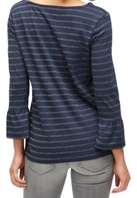 Top a righe navy con strisce orizzontali blu chiaro, caratterizzato da maniche a campana a tre quarti e una vestibilità rilassata. Tessuto morbido e strutturato.