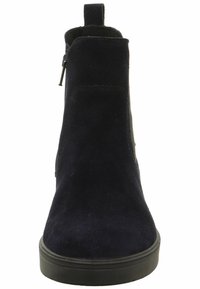 Botas de tobillo de ante azul marino con cremallera lateral, punta redondeada, tirador, suela de goma plana y textura suave.