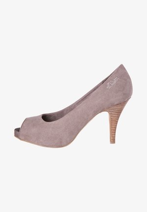 Escarpin gris en daim à bout ouvert avec un talon en bois empilé texturé. Courbe lisse le long de la semelle intérieure et sur le côté. Marque sur le talon.