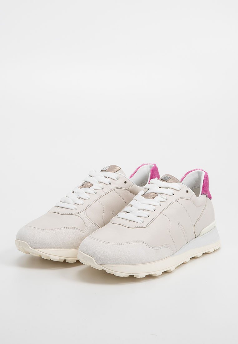 Un paio di sneaker color avorio con lacci bianchi, fodera interna rosa e suole beige su uno sfondo bianco semplice.