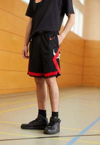 Nike Performance NBA CHICAGO BULLS CITY EDITION SHORT - Spordišortsid - black/university red