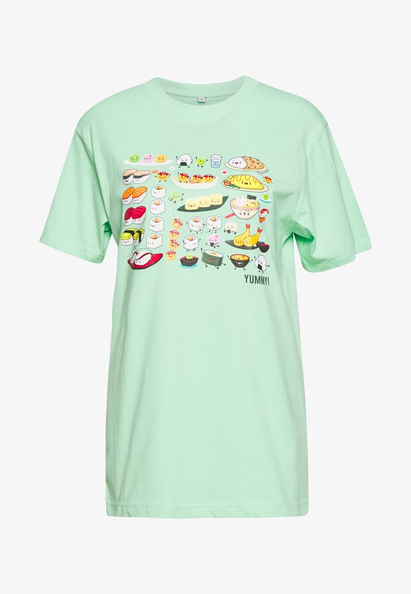 T-shirt en coton vert clair avec un graphique coloré représentant divers aliments, y compris des sushis, des dumplings et des desserts, avec le texte "MIAM !"