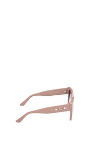 Gafas de sol con montura cuadrada y color rosa pastel, textura suave, lentes oscuros y pequeños detalles dorados en las patillas.