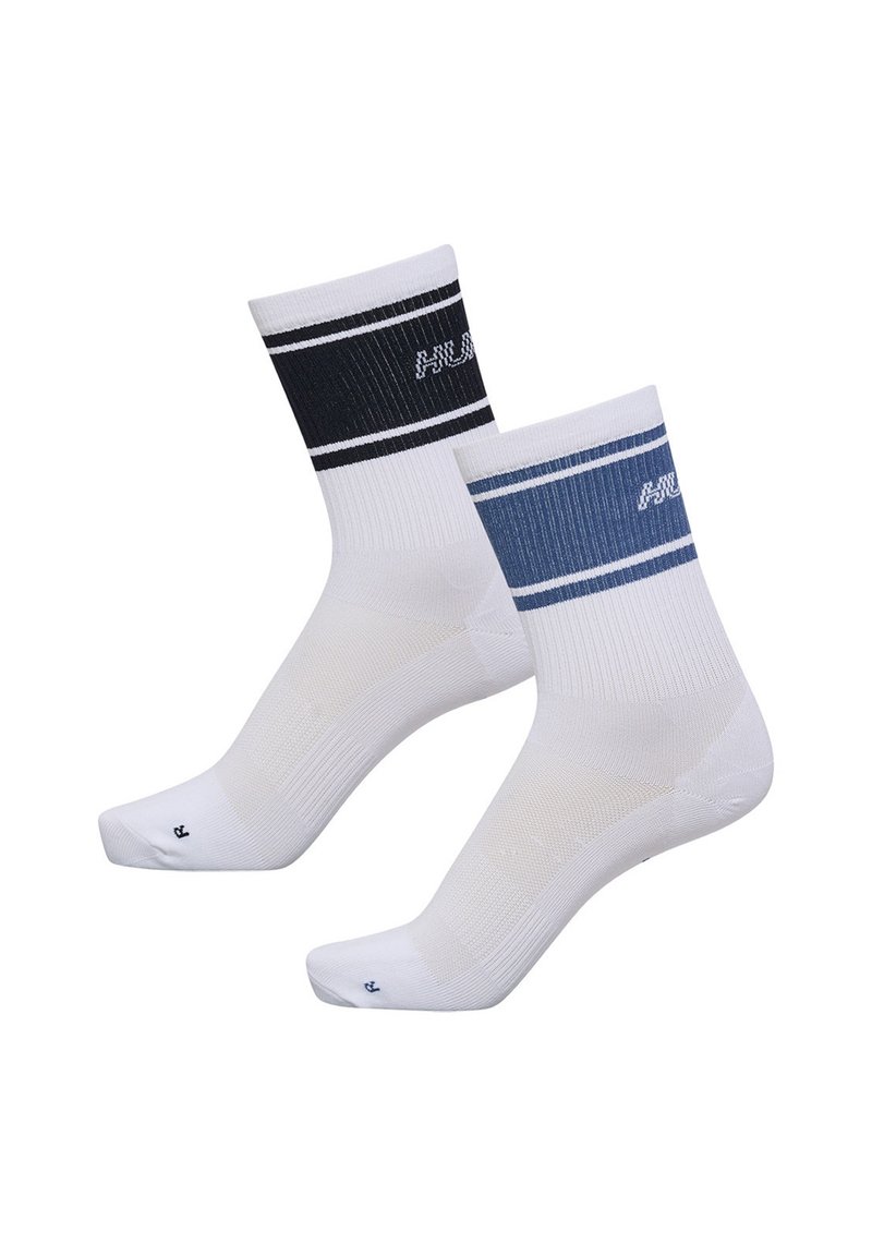 Calcetines de algodón en blanco con rayas horizontales negras y azules en el puño. Presentan una textura acanalada y un logotipo de marca en contraste.